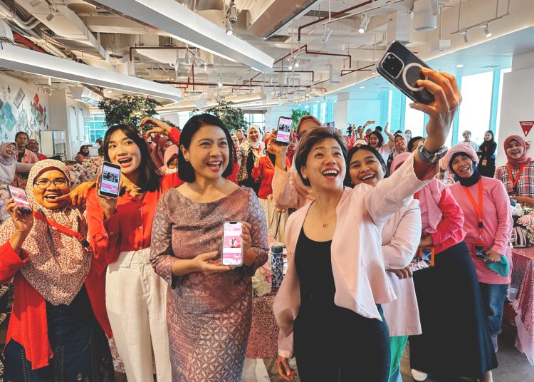 Direktur & Chief Enterprise Business and Corporate Affairs Officer XL Axiata, Yessie D. Yosetya ( kanan), dan Komisaris Independen XL Axiata, Yasmin Wirjawan ber selfie bersama para anggota Sisternet  dalam acara peluncuran fitur baru aplikasi Sisternet di Jakarta, Rabu.(ist)