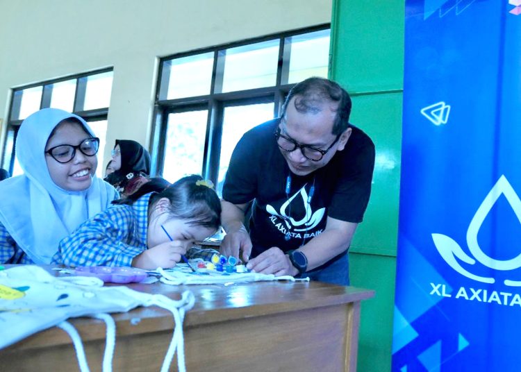 Head Facility Planning & Development XL Axiata, Eka Mardiyanto (kanan) bersama pelajar pada rangkaian kegiatan XL Axiata Baik di Sekolah Luar Biasa C Nusantara Garut, Jawa Barat, Sabtu. (ist)