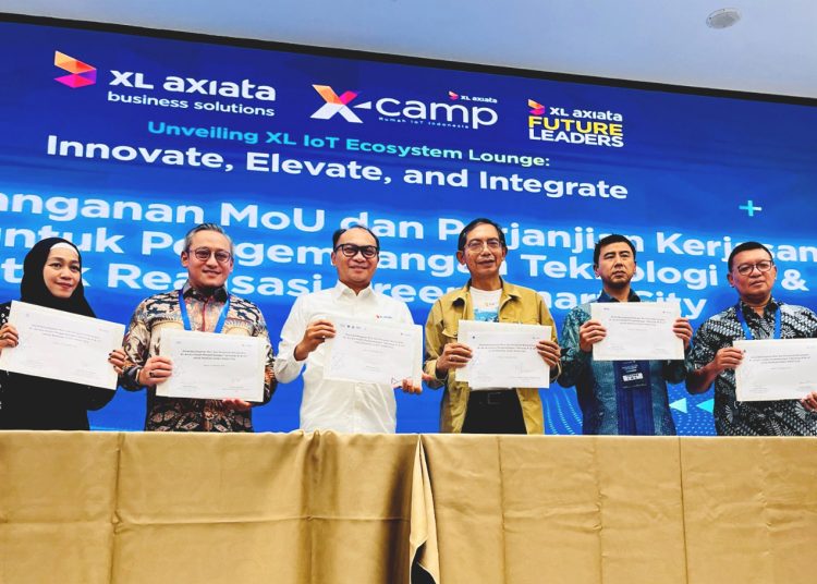 CEO PT. Xekar, Ria Putri Sekarwidati,  Business Development Executive - IBM, Donny Gunawan, Direktur & Chief Technology Officer XL Axiata, I Gede Darmayusa, Director Smart Cities and Communities Innovation Center ITB, Prof. Dr.Ir. Suhono Harso Supangkat, M.Eng. CEO PT. Cahaya Mutiara Sentosa, Edward Halim, CEO PT. Maggot Indonesia Lestari, Markus Susanto, saat penandatanganan MoU, Jumat. (ist)