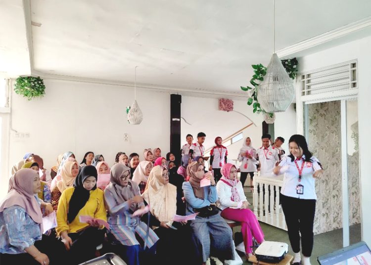 Astra Motor Kalbar mengedukasi keselataman berlalu lintas #Cari_aman di Posyandu Kasih Ibu.(ist)