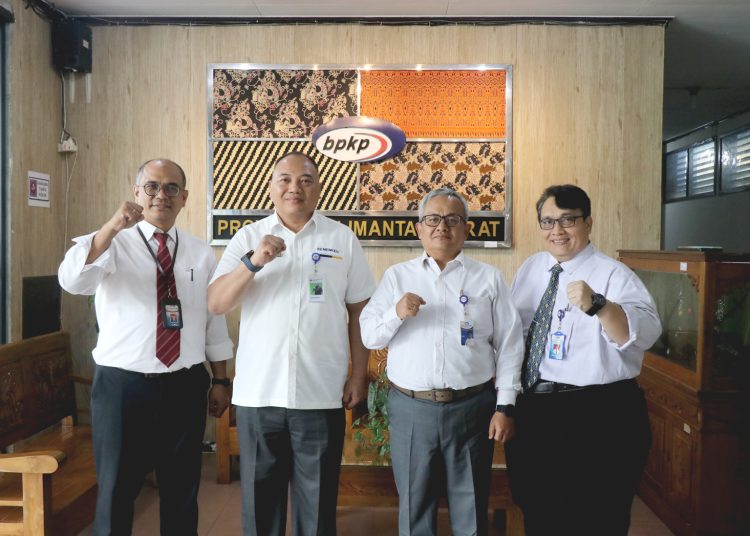 Foto bersama Kepala Kantor Wilayah Dirjen Bea Cukai Kalimantan Barat Kementerian Keuangan, Imik Eko Putro dan Kepala Perwakilan BPKP Provinsi Kalimantan Barat, Rudy M. Harahap.(ist)