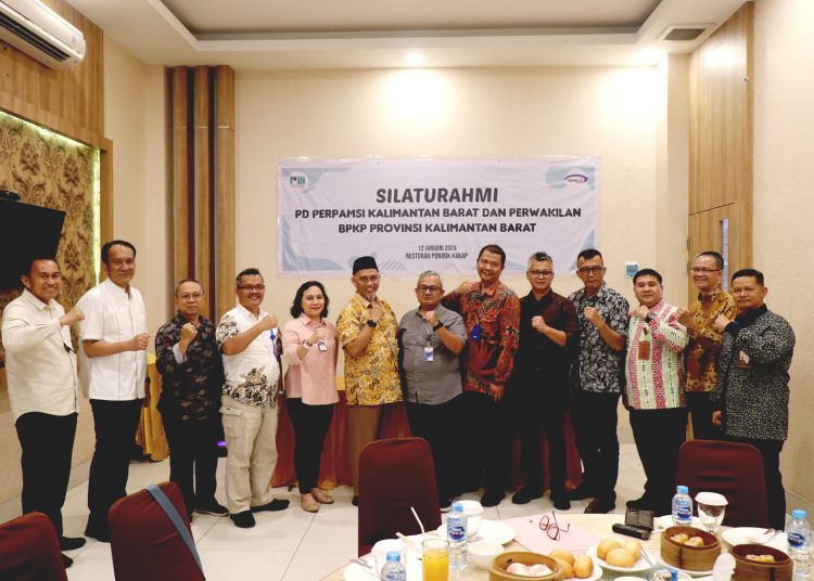 Foto bersama Kepala Perwakilan BPKP Provinsi Kalimantan Barat Rudy M. Harahap bersama PD Perpamsi dalam kegitan diskusi terbatas di Pontianak, Jumat.(ist)