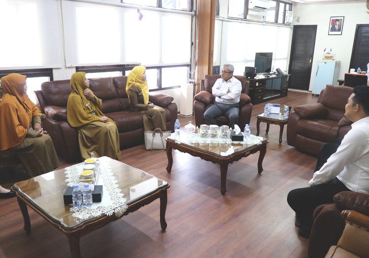 Kepala Perwakilan BPKP Provinsi Kalimantan Barat, Rudy M. Harahap ketika menerima kunjungan Direktur Rumah Sakit Umum Daerah Pontianak Utara, Nuzulisa Zulkifli, Senin.(ist)