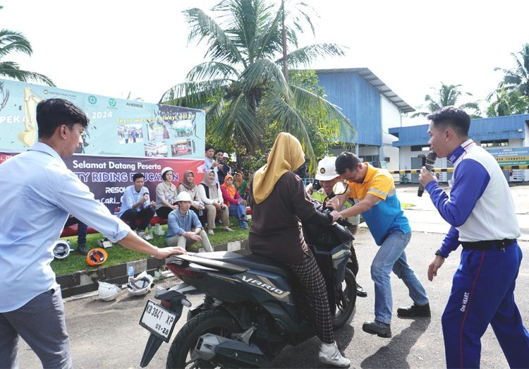 Febri Andrian, Instruktur Safety Riding Asmo Kalbar demonstrasi keselamatan berkendara bersama peserta.(ist)