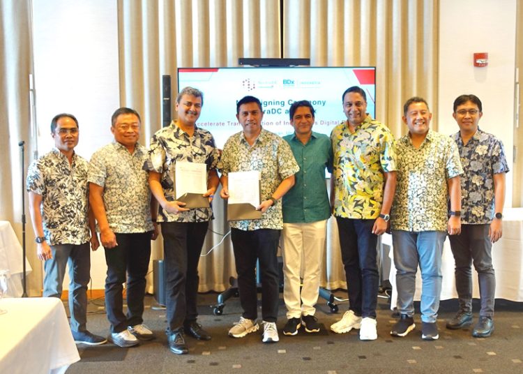 Direktur Utama Telkom Indonesia, Ririek Adriansyah (kedua dari kiri) bersama President Director and CEO Indosat Ooredoo Hutchison, Vikram Sinha (ketiga dari kanan), menyaksikan momen penandatanganan Nota Kesepahaman (MoU) antara anak perusahaan Telkom Indonesia, NeutraDC, dan joint venture dari BDx Data Centers (BDx), Minggu.(ist)