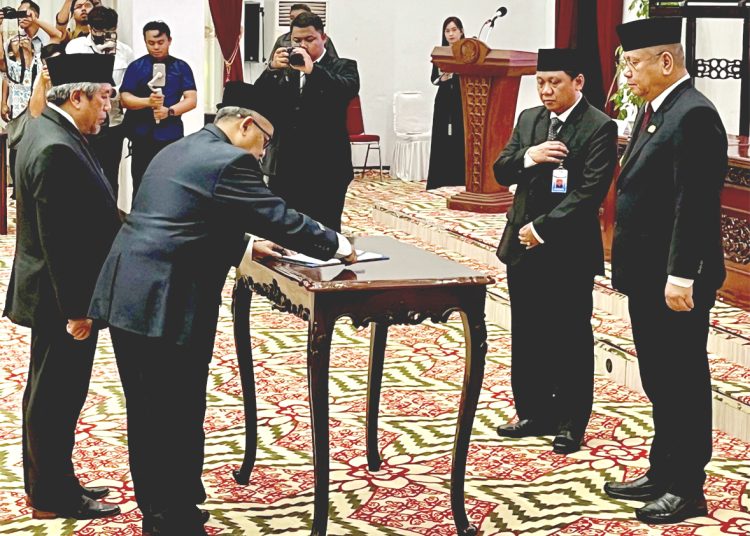 Pengukuhan Rudy Mahani Harapan sebagai Kepala Perwakilan BPKP Kalbar oleh Pj Gubernur Kalbar, dr Harisson disaksikan Deputi Kepala BPKP Bidang Pengawasan Penyelenggaraan Keuangan Daerah, Raden Suhartono.(ist)