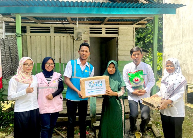 PLN UP3 Ketapang gandeng Yayasan Baitul Maal (YBM) PLN salurkan bantuan paket untuk warga kurang mampu di Ketapang, Kalbar.(ist)