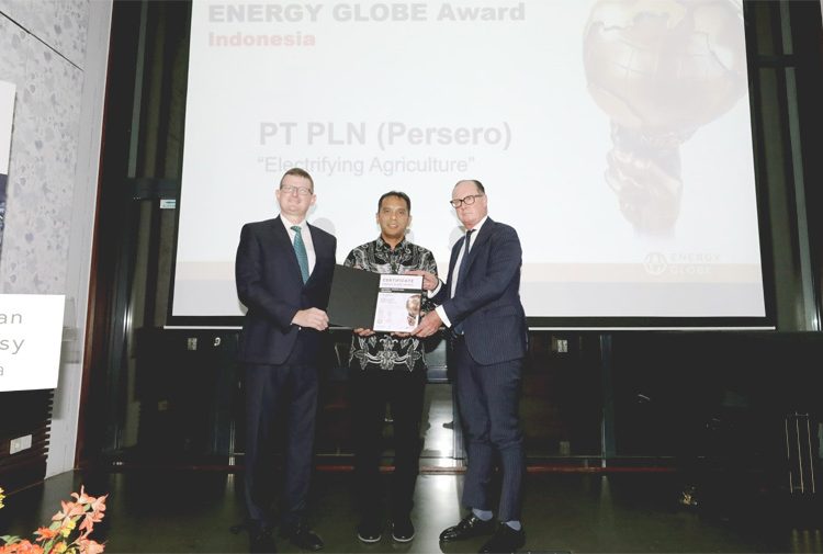 Direktur Utama PLN Darmawan Prasodjo menerima penghargaan Energy Globe Award 2023.(ist)