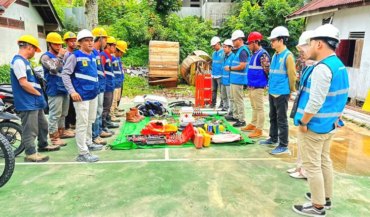 PLN UP3 Sanggau pastikan kesiapan petugas dan peralatan.(ist)