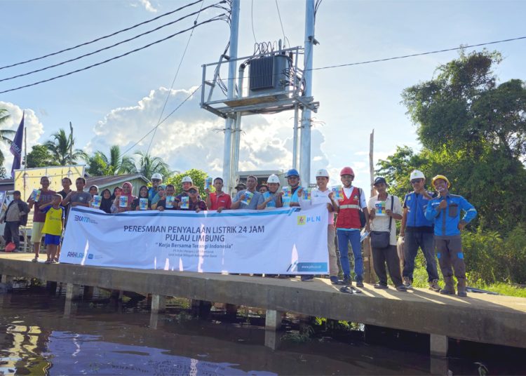 Warga di Desa Pulau Limbung, Kabupaten Kubu Raya, Kalimantan Barat telah menikmati listrik PLN 24 jam nonstop.(ist)