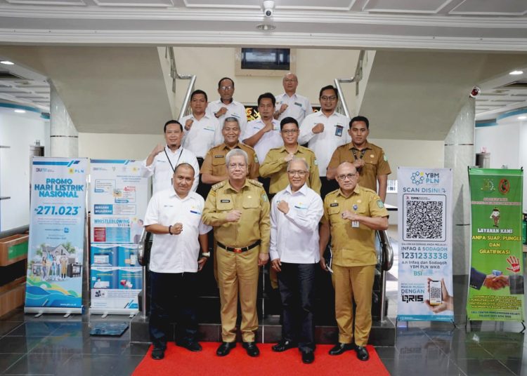 Penjabat Gubernur Kalimantan Barat, Harisson foto bersama General Manager PLN UID Kalimantan Barat, Wahyu Jatmiko dan jajarannya.(ist)
