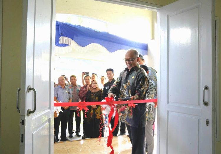 General Manager  PLN UID Kalimantan Barat, Wahyu Jatmiko menandai peresmian Klinik Pratama Lisna YPK PLN dengan pengguntingan pita.(ist)
