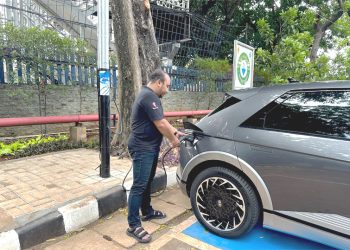 PLN Jadikan Tiang Listrik sebagai SPKLU