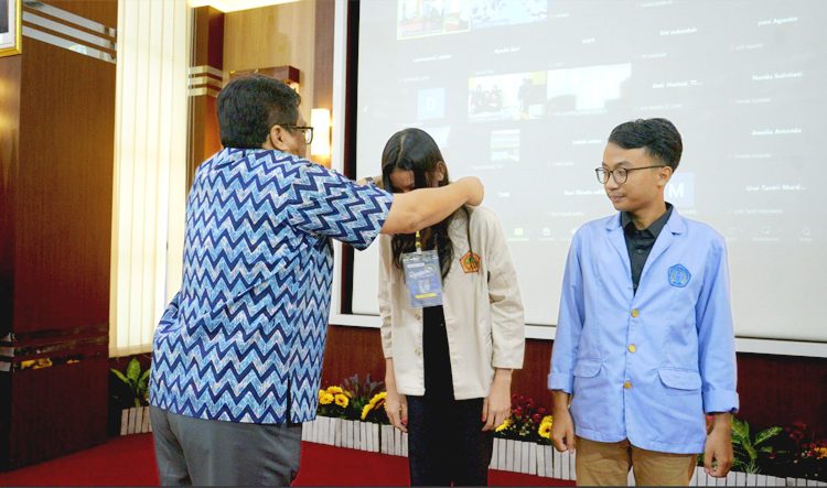 Kepala Kanwil DJP Kalimantan Barat Kurniawan Nizar mengukuhkan Feronika dari Tax Center Akademi Perpajakan Panca Bhakti dan Aji Senjaya Tax Center Politeknik Negeri Pontianak selaku perwakilan dari Relawan Pajak Untuk Negeri (Renjani) tahun 2024.(ist)