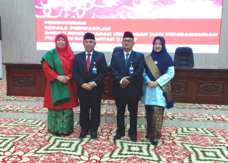 Rudy Mahani Harahap Kepala Perwakilan BPKP Provinsi Kalimantan Barat yang baru, menggantikan Ayi Riyanto foto bersama istri.(matra)