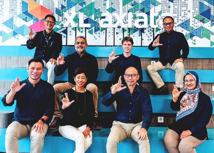 Foto bersama Dewan Komisaris dan Direksi XL Axiata dalam acara RUPS Luar Biasa di Jakarta, Kamis.(ist)