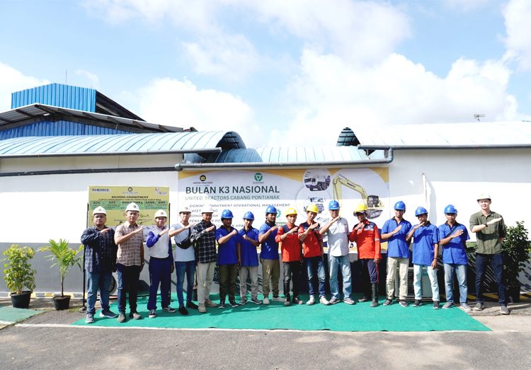 Febri Andrian, Instruktur Safety Riding Asmo Kalbar foto bersama peserta edukasi dari PT United Traktor, Tbk Cabang Pontianak.(ist)