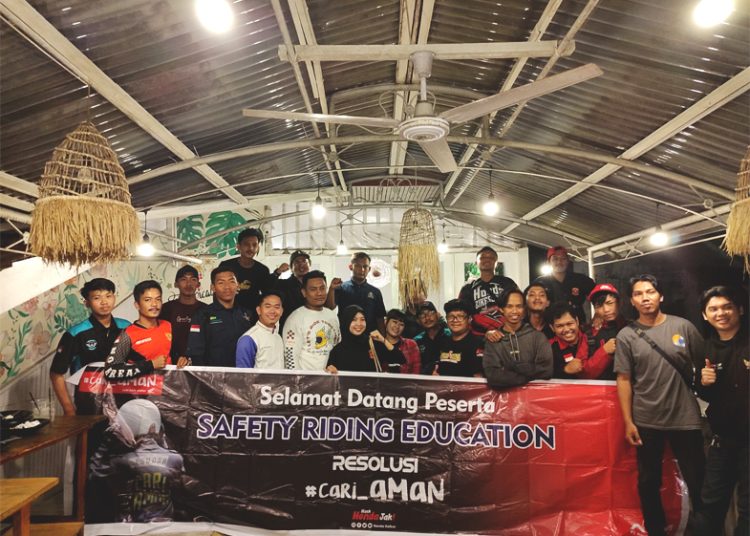 Foto bersama instruktur Safety Riding Astra Motor Kalbar bersama perwakilan berbagai klub HWBC.(ist)