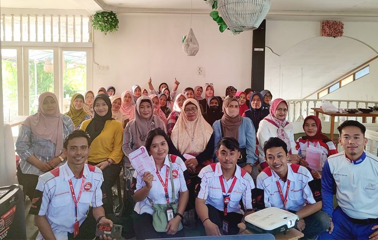 Instruktur Safety Riding Asmo Kalbar, Febri Andrian bersama peserta safety riding Posyandu Kasih Ibu.(ist)