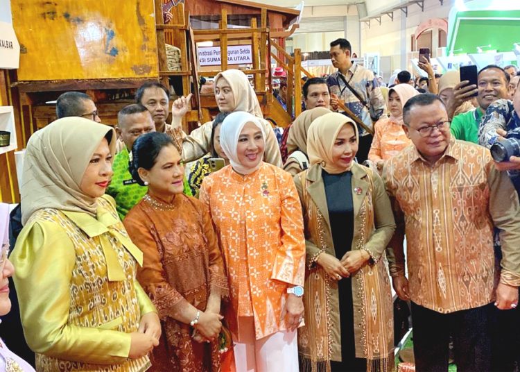 Direktur Utama Bank Kalbar, Rokidi (kanan) foto bersama Ibu Iriana Jokowi (ke dua kiri) dalam Pameran Inacraft, Jakarta International Handicraft Trade Fair (Inacraft) tahun 2024 di Jakarta, Rabu.(ist)