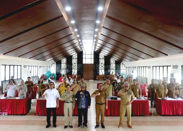 Kepala Perwakilan BPKP Provinsi Kalimantan Barat Rudy M. Harahap foto bersama Sekretaris Daerah Kabupaten Bengkayang Yustianus, Inspektur Kabupaten Bengkayang Antonius Freddy Romy, para asisten sekretaris daerah, dan para Kepala OPD di lingkungan Pemerintah Kabupaten Bengkayang.(ist)