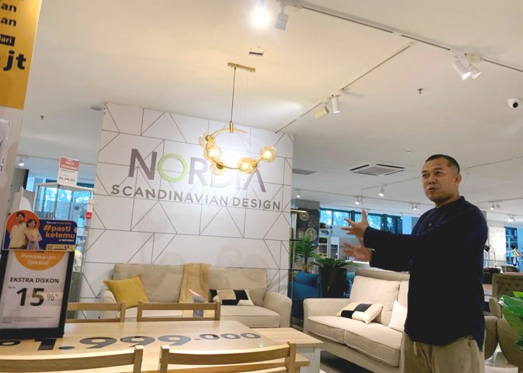 Dedy Ardiansyah Area manager Informa Kalimantan menunjukkan konsep toko baru Informa di Pontianak.(ist)