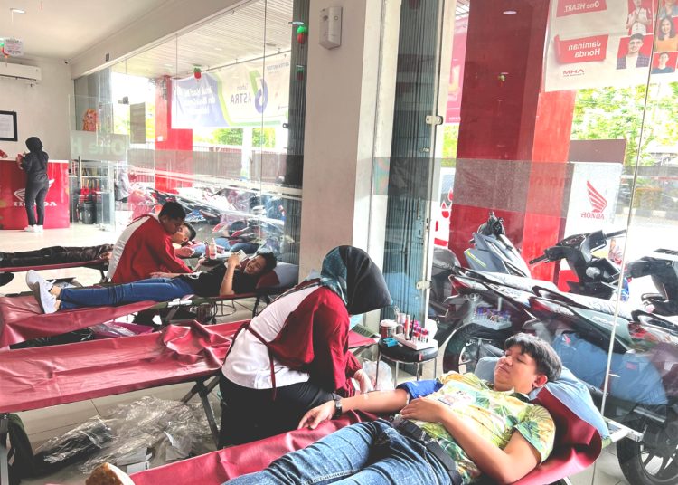 Astra Motor Kalimantan Barat menggalang aksi donor darah untuk memaknasi HUT ke 67 Astra Motor International, Rabu.(ist)
