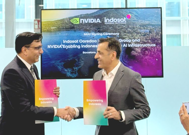 Vikram Sinha, President Director and Chief Executive Officer Indosat Ooredoo Hutchison (kiri)  dan Ronnie Vasishta, Senior Vice President of Telecom NVIDIA berkolaborasi membentuk lanskap teknologi.(ist)