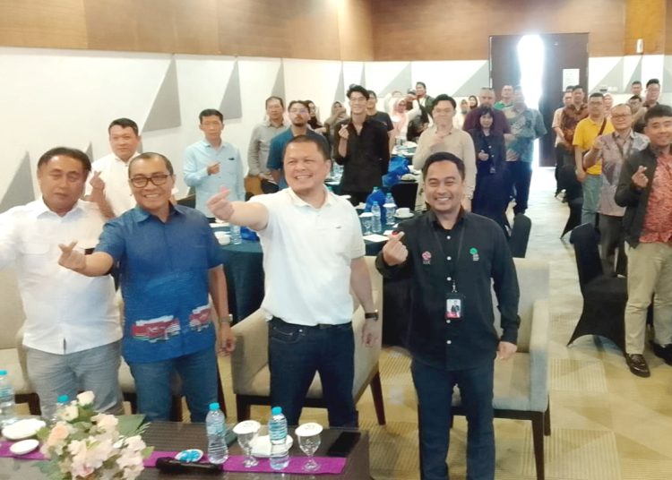 Dari kiri : General Manager Pelindo II Pontianak, Hambar Wiyadi, Dirut PT Indonesia Kendaraan Terminal Tbk (IKT) Sugeng Mulyadi dan Kepala Kantor Perwakilan Bursa Efek Indonesia(BEI) Kalbar, Taufan Febiola (kanan), saat Public Expose & Site Visit to IPCC Pontianak, Selasa.(matra)