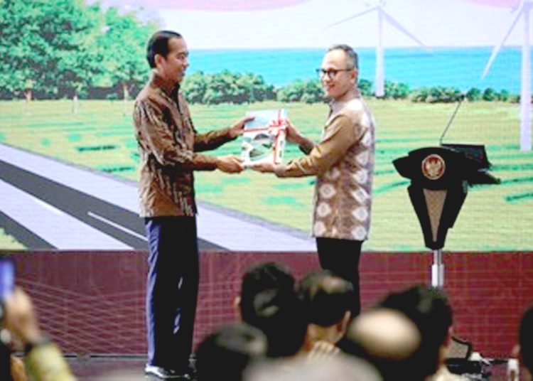 Mahendra Siregar, Ketua Dewan Komisioner OJK menyerahkan Taksonomi Keuangan Berkelanjutan Indonesia (TKBI) kepada Presiden Jokowi, Selasa.(dok ojk)