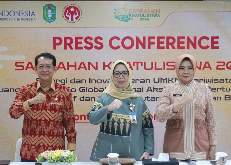 Kepala Perwakilan BI Kalbar, Nur Asyura Anggini Sari (tengah) didampingi Kadisporapar Kalbar, Windy Prihastari dan Kepala Dinas Koperasi UKM Kalbar, Drs Junaidi ketika menggelar jumpa pers gelaran Saprahan Khatulistiwa 2024, Jumat.(dok BI)