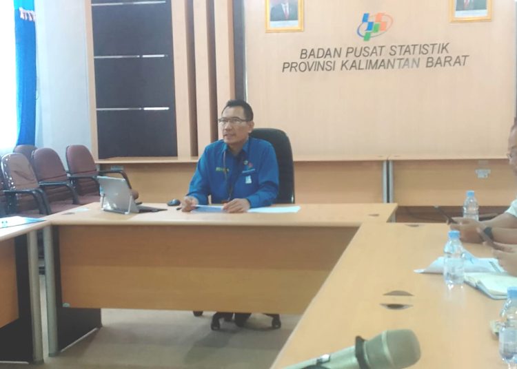 Muh Saichudin, Kepala BPS Kalbar ketika merilis pertumbuhan ekonomi Kalimantan Barat di Pontianak, Senin. (matra)