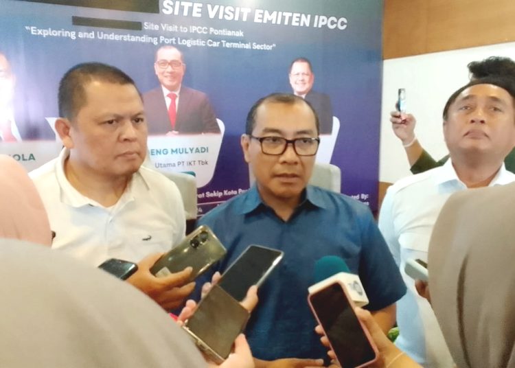 Dirut PT Indonesia Kendaraan Terminal, Tbk (IKT), Sugeng Mulyadi (tengah) ketika menggelar Public Expose & Site Visit to IPCC di Pontianak, Selasa.(matra)
