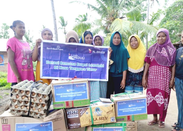 XL Axiata bekerjasama dengan Yayasan Benih Baik menyerahkan langsung bantuan darurat kebencanaan erupsi Gunung Lewotobi Laki-laki di Pengungsian Kecamatan Titihena, Kabupaten Flores Timur, Nusa Tenggara Timur, pekan lalu.(ist)