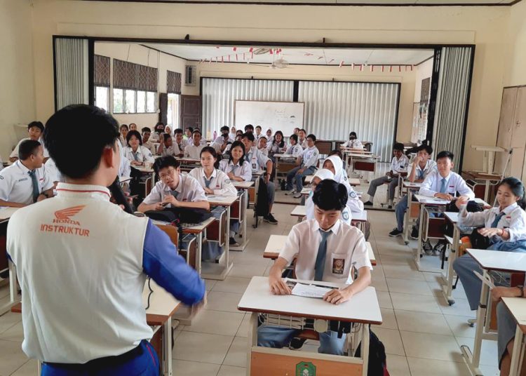 Safety Riding to School di SMAN 9 Singkawang, Kalbar.(ist)