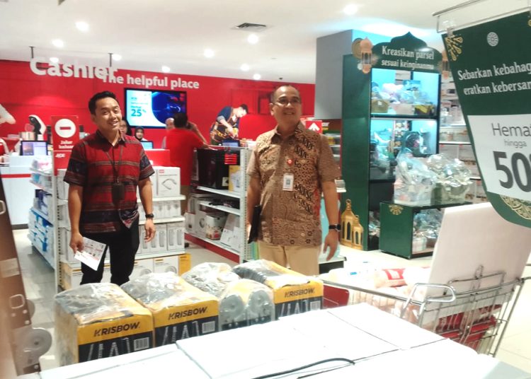 Faozul Wildan, General Manager Operation Wilayah IC/Kalimantan (kanan) dan Tri Waluyo, Store Manager ACE Hardware Pontianak di ACE Megamall Pontianak, Kalbar, Jumat.(ist)