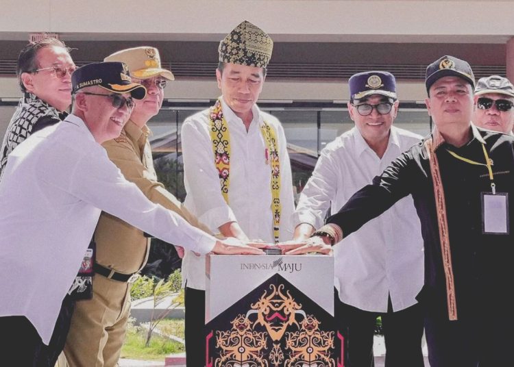 Presiden RI Joko Widodo didampingi Menteri Perhubungan Budi Karya Sumadi dan sejumlah Menteri Kabinet Indonesia Maju, meresmikan Bandara Singkawang di Kota Singkawang, Kalimantan Barat, Rabu.(ist)
