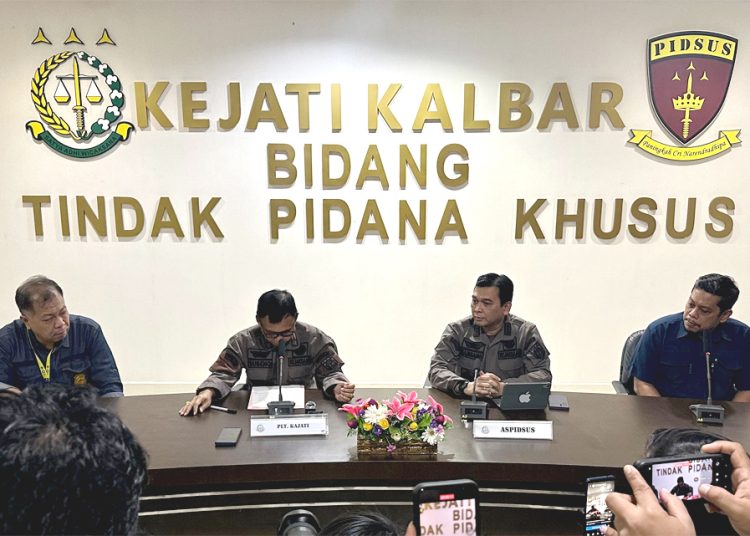 Konferensi pers penyerahan tersangka tindak pidana perpajakan di Kejati Kalbar.(ist)