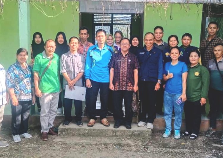 Foto bersama penyuluh pertanian dan Kepala Bidang Penyuluhan dan Pengembangan Pertanian Dinas Tanaman Pangan dan Hortikultura Provinsi Kalimantan Barat Ir. Iskandar Mirza, MM.(ist)
