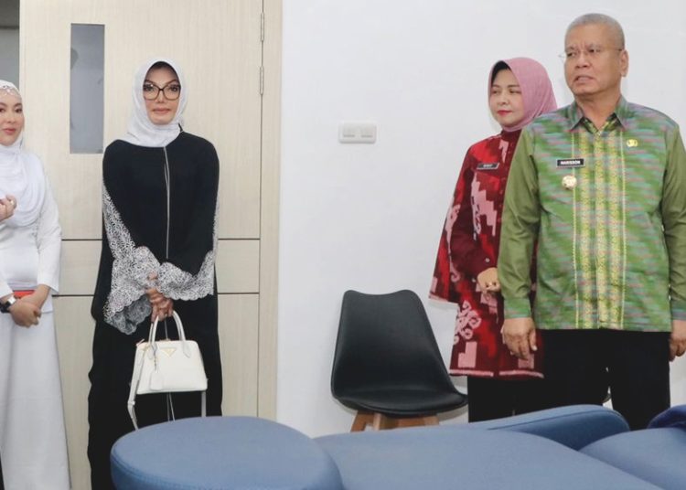 Penjabat (Pj) Gubernur Kalimantan Barat (Kalbar), dr Harisson, M.Kes melihat-lihat ruang perawatan kecantikan Klinik Ozthetique Medika Indonesia Pontianak yang diresmikan Jumat.