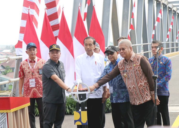 Presiden Joko Widodo meresmikan Duplikasi Jembatan Kapuas 1 di Pontianak, Kalimantan Barat, Kamis.(ist)