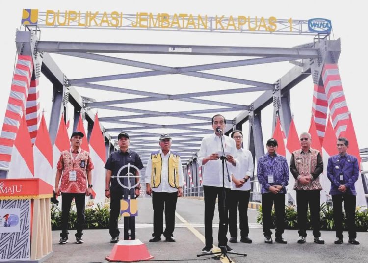 Presiden RI, Jokowi saat peresmian duplikasi jembatan Kapuas I di Pontianak, Kamis.(is)