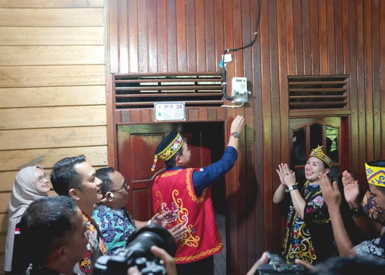 Simbolis penyalaan listrik dilakukan oleh Bupati Kapuas Hulu, Fransiskus Diaan dan GM PLN UID Kalbar, Joice Lanny Wantania, Kamis.(ist)