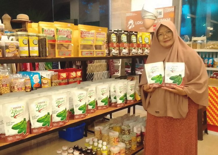 Riana Chaniago dan Keripik 3Bujang yang selalu bestseller.(matra)