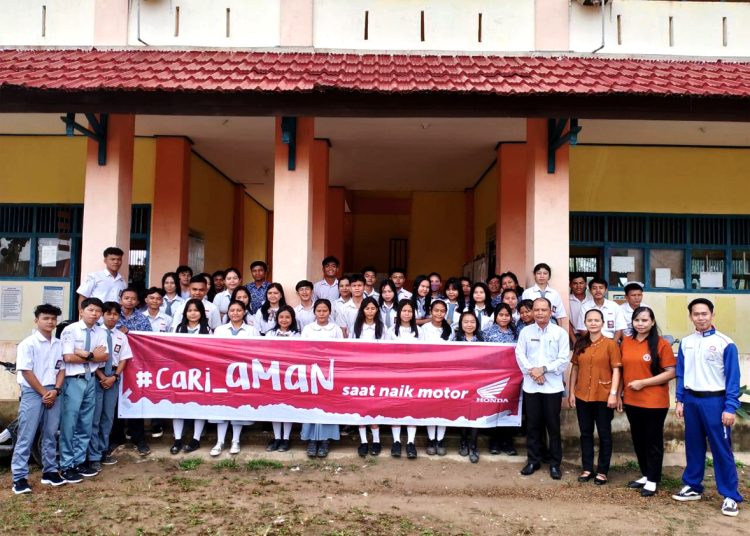 Foto bersama peserta safety riding SMA St Thomas Aquino Bengkayang dan instruktur Febri Andrian. (ist)