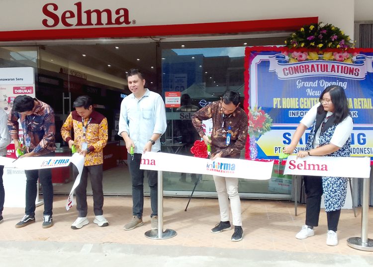 Peresmian gerai baru Informa Electronic & Selma di Pontianak, (Kalbar) Jumat.(matra)