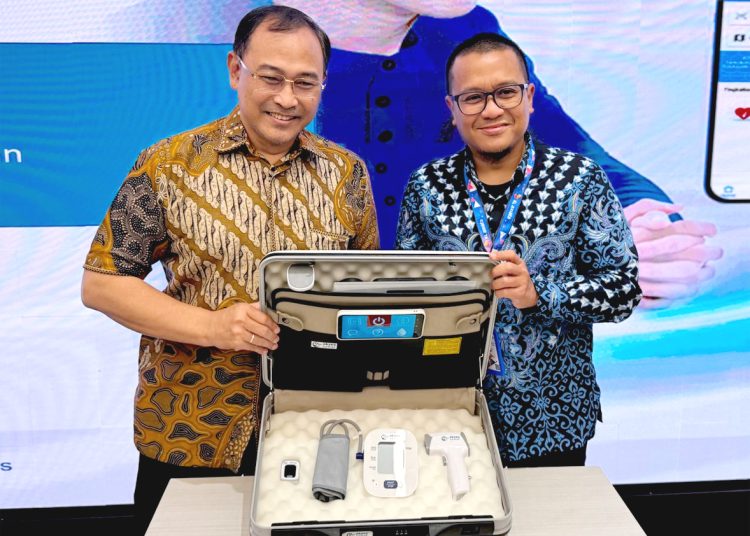 Chief Enterprise Business Officer XL Axiata, Feby Sallyanto (kanan) bersama Direktur Utama PT Alita Praya Mitra, Teguh Prasetya (kiri) melakukan seremoni peluncuran XL Axiata Akses Sehat di Jakarta, Jumat.(ist)