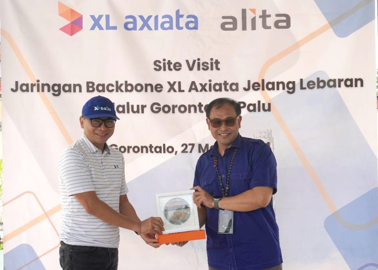 Direktur & Chief Technology Officer (CTO) XL Axiata, I Gede Darmayusa (kiri) dan Direktur Utama PT Alita Praya Mitra, Teguh Prasetya saat peresmian beroperasinya jaringan backbone fiber optic jalur Gorontalo – Palu di Gorontalo, Rabu. (ist)