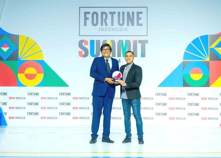 Group Head Corporate Communications XL Axiata, Reza Zahid Mirza (kanan) mewakili XL Axiata menerima penghargaan Fortune Indonesia Change the World 2023. (ist)