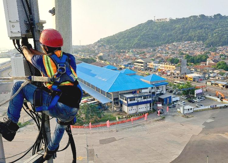 Teknisi XL Axiata sedang melakukan pemeliharaan perangkat BTS (Base Transceiver Station) di sebuah tower di Kawasan Pelabuhan Merak, Banten, Selasa.(ist)